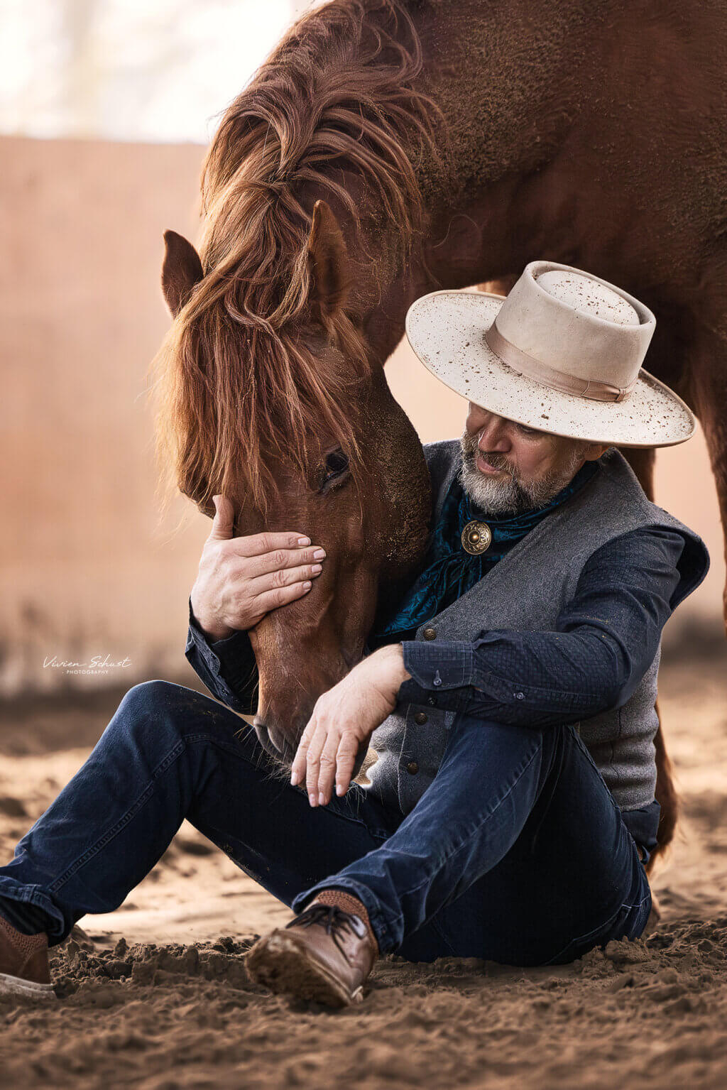 Ernst-Peter Frey mit Pferd gemeinsam in der Reithalle sitzend